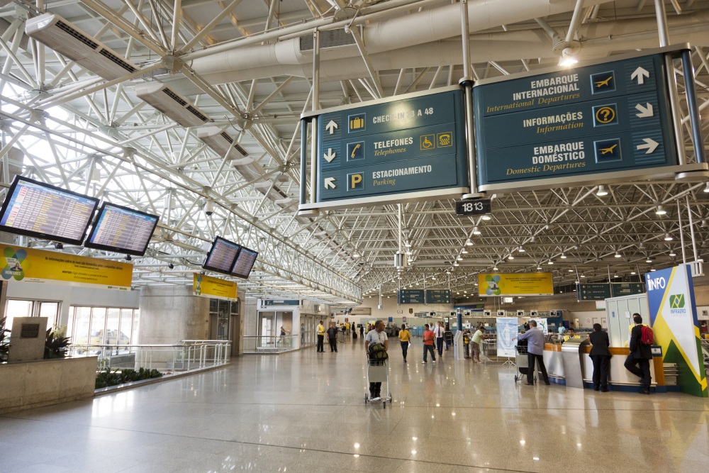 Interior del Aeropuerto Tom Jobim